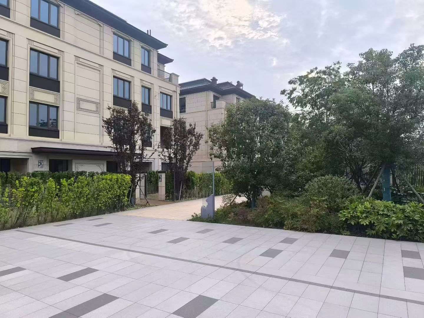 汕尾 芝麻白与芝麻白搭配铺装，尺寸1200*600