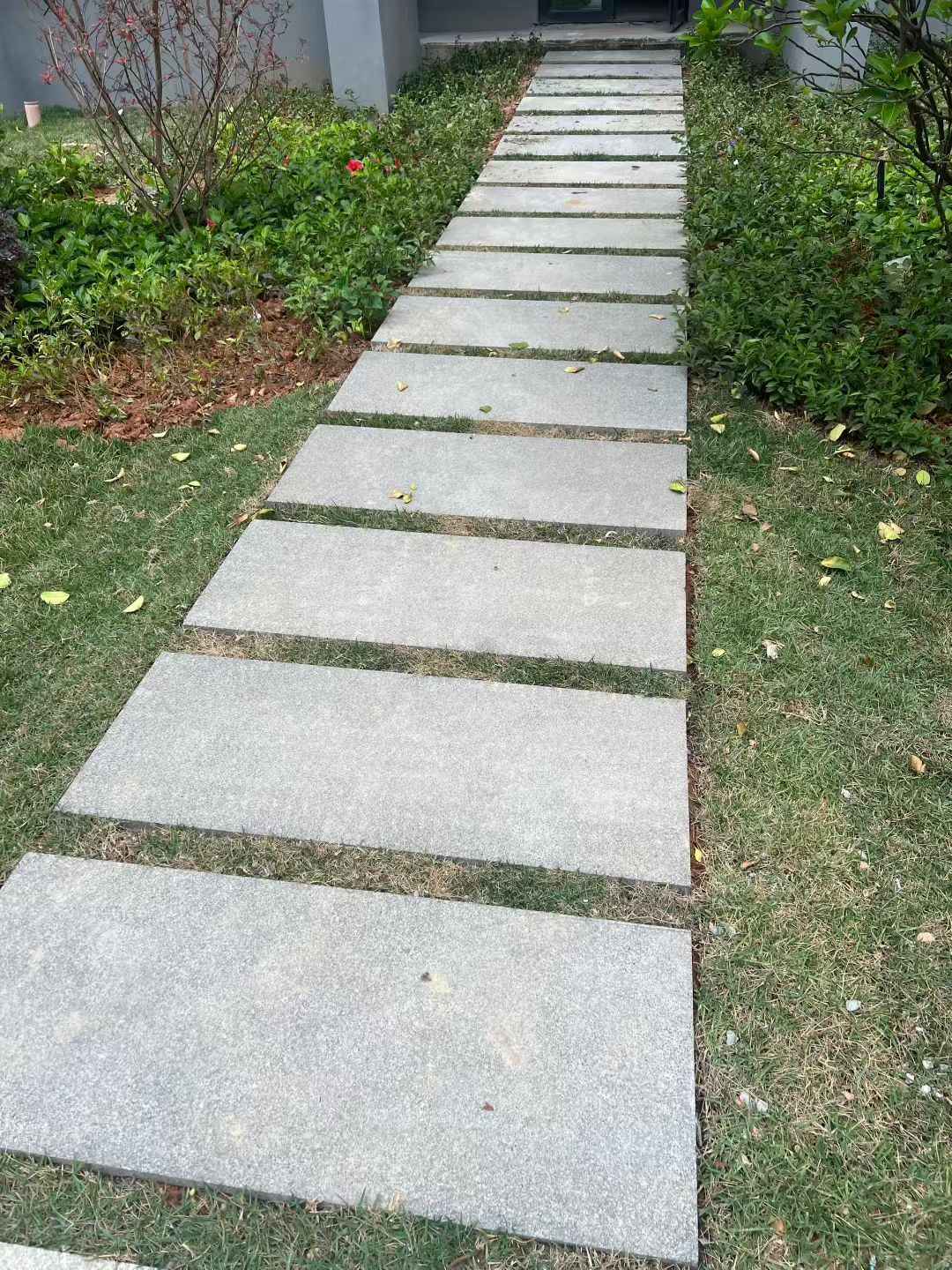 汕尾 芝麻黑小区踏步、汀步石铺装效果
